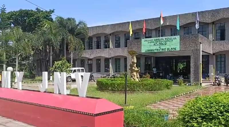 Student of class IX escapes from school after being panicked of ragging by the seniors in Habra | Sangbad Pratidin