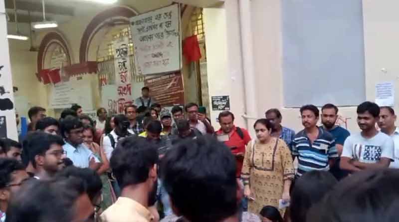 Student bodies agitates in front of interim VC of Jadavpur University । Sangbad Pratidin