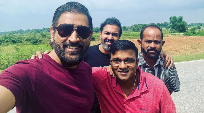 MS Dhoni clicks selfie with his elder brother and Childhood friends, picture goes viral। Sangbad Pratidin