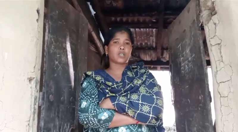 A woman stages protest in front of lovers house in Murhsidabad | Sangbad Pratidin