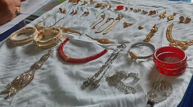 Thief stole huge amount of jewelry at night, returned them in the morning | Sangbad Pratidin