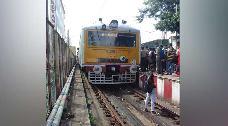 Local train derailed at Dum Dum Station, panic among the passengers | Sangbad Pratidin