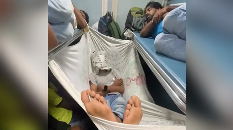 This Railway Passenger Caught Sleeping In Makeshift Hammock Inside a Crowded Train | Sangbad Pratidin