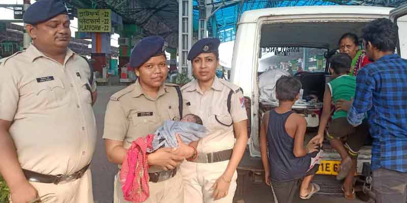 Woman gave birth at Howrah Station। Sangbad Pratidin
