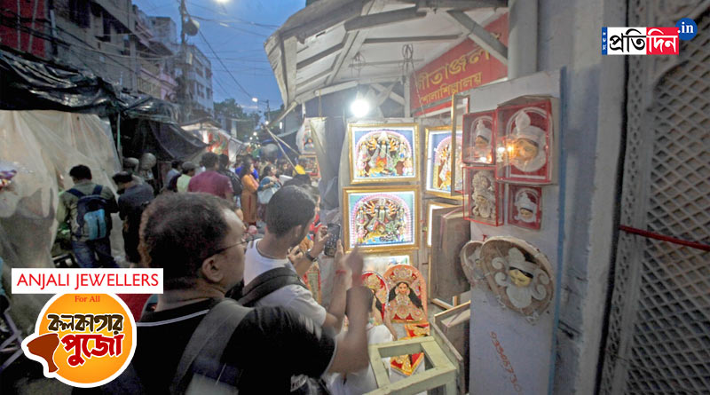 Kumartuli-Durga-Puja-crowd-2