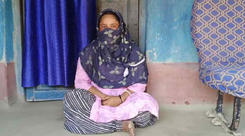A woman of Malda stages protest infront of husbands house | Sangbad Pratidin