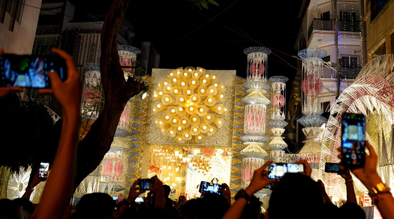 Durga Puja 2023: Tend to making reels are causing problem to manage crowd at pandals | Sangbad Pratidin