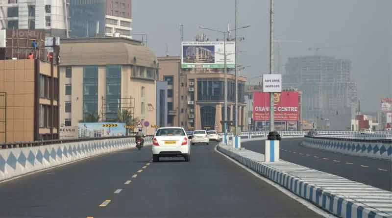 'China manja' menace on Maa Flyover, rider injured। Sangbad Pratidin