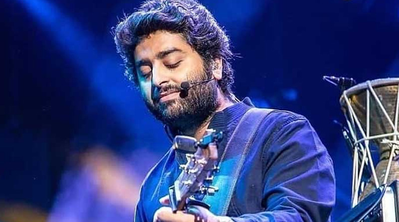 Fan kisses Arijit Singh, video goes viral| Sangbad Pratidin