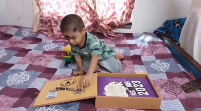 Hooghly child prodigy amazes people | Sangbad Pratidin