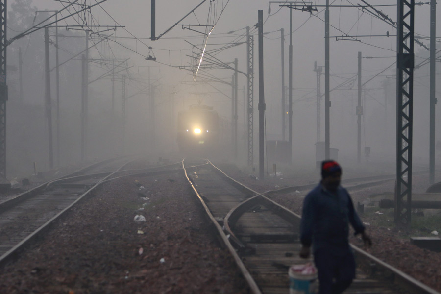 Dense fog in Delhi, visibility reaches near zero। Sangbad Pratidin