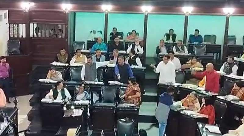 TMC and BJP councilors badly involved in quarrel into KMC session on a chair | Sangbad Pratidin