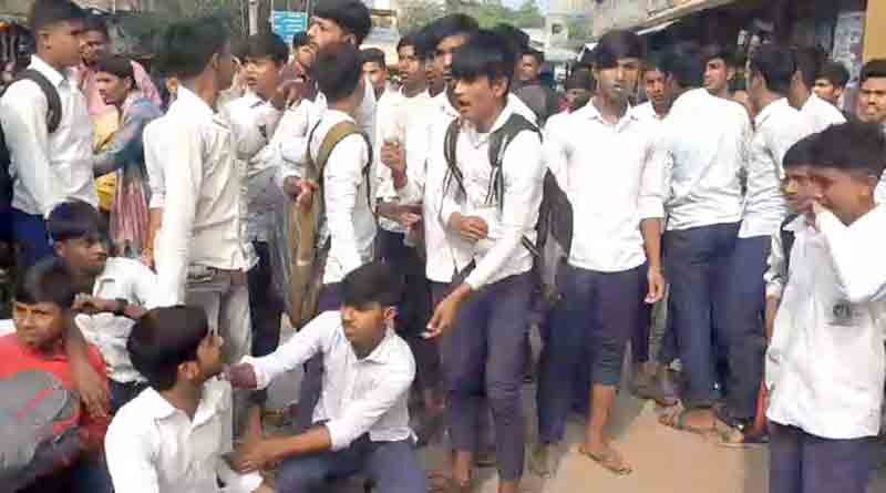Students of class 10 protested in Murshidabad against taking extra money for form fill up in school