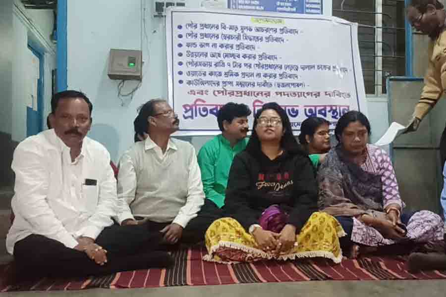TMC councilors protest against TMC chairperson in Purba Medinipur Municipality | Sangbad Pratidin