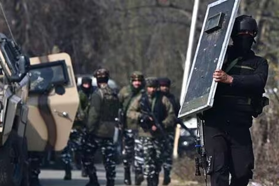 3 soldiers killed in Kashmir after terrorists fired at army truck | Sangbad Pratidin