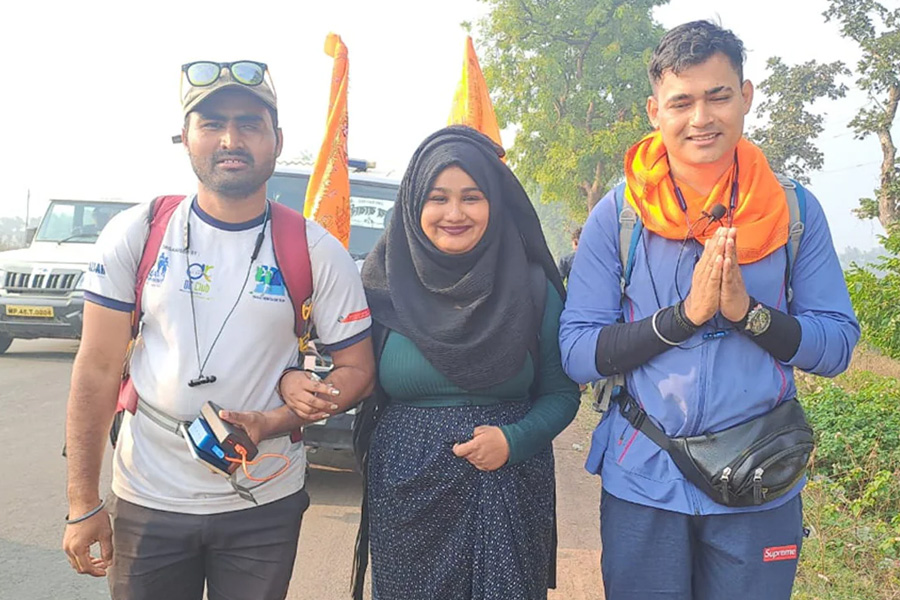 Muslim woman takes 1425 km journey on foot to reach Ayodhya | Sangbad Pratidin