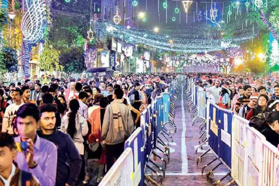 Police takes the new strategy to prevent illegal parking at Park Street। Sangbad Pratidin