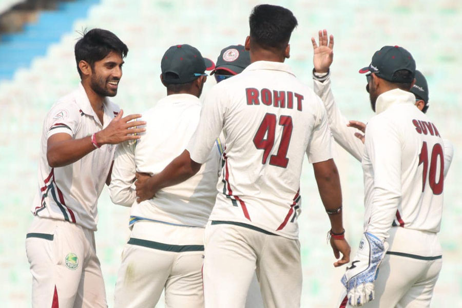 Mohun Bagan bowlers dominated East Bengal in CAB first division league । Sangbad Pratidin
