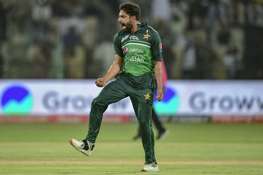 Haris Rauf forgets helmet, pad and gloves while coming out to bat in BBL । Sangbad Pratidin