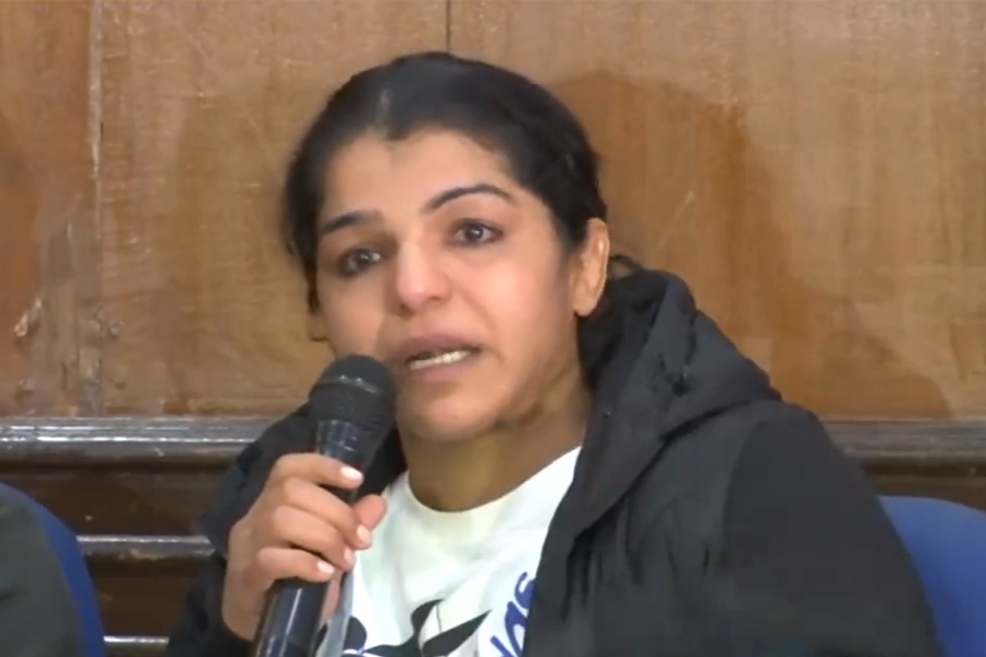 Sakshi Malik decides to quit wrestling after Brij Bhushan aide elected WFI chief | Sangbad Pratidin