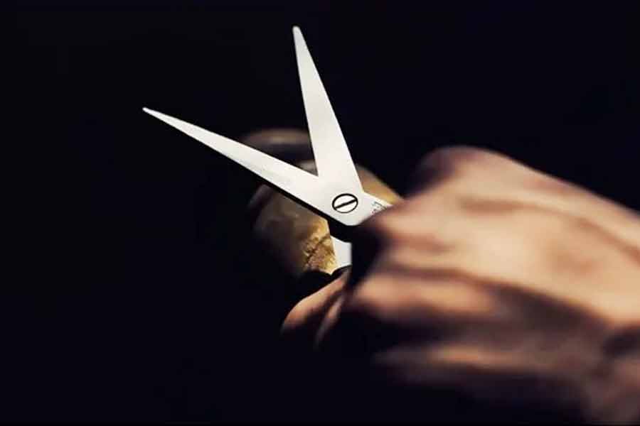 Woman allegedly stabs husband in eye with scissors after he asks for tea, flees। Sangbad Pratidin