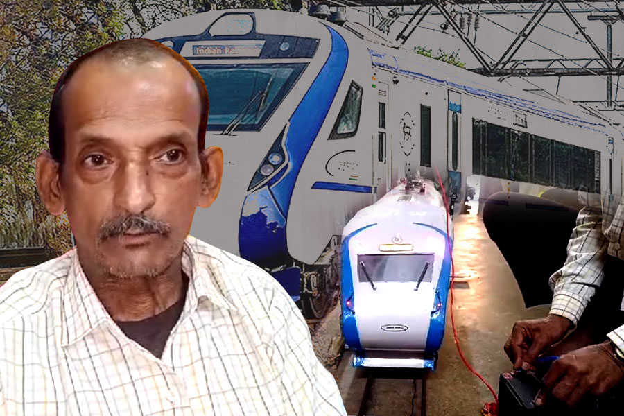 Serampore priest made model of Vande Bharat Express