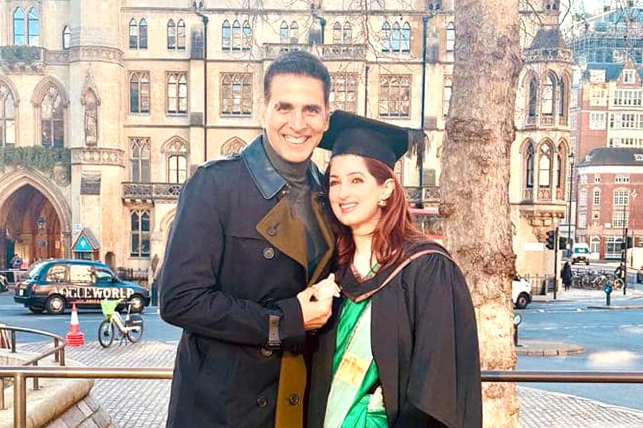 Akshay Kumar's sweet note for wife Twinkle Khanna on her graduation day | Sangbad Pratidin