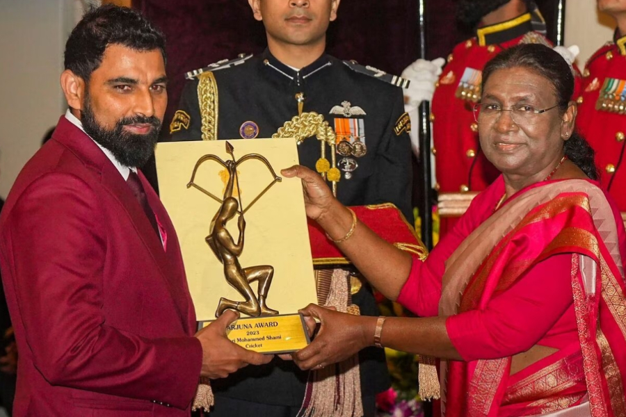 Team India star pacer Mohammed Shami receives Arjuna Award as President Draupadi Murmu confers National Sports honours। Sangbad Pratidin