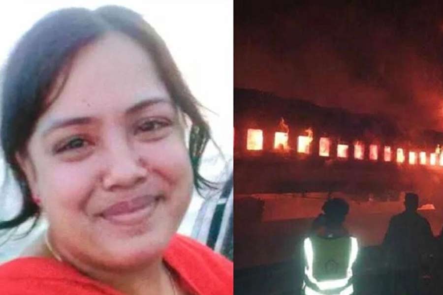 Woman and two children died after being burnt at Benapole Express, Dhaka | Sangbad Pratidin