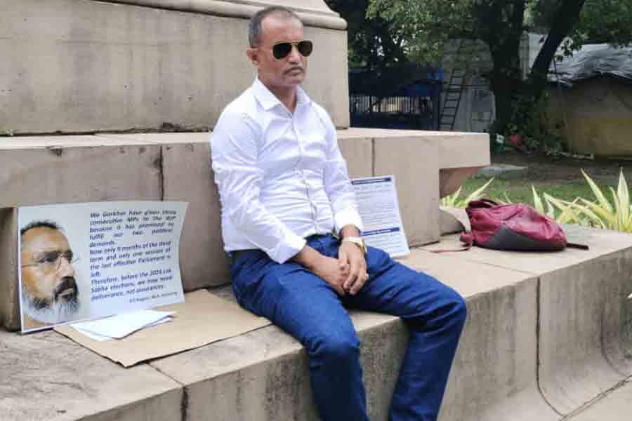 BJP MLA with workers demand separate state for hill area | Sangbad Pratidin