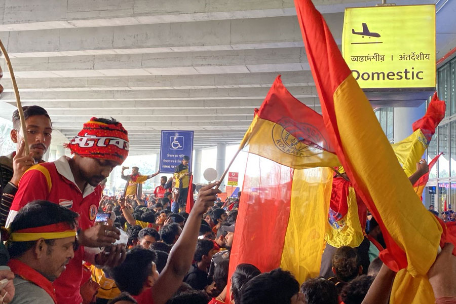East Bengal team lands in Kolkata after victory in Kalinga Super Cup । Sangbad Pratidin