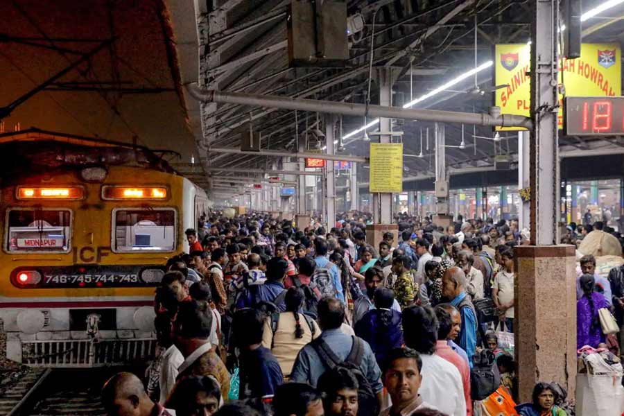 Indian Railways ask passengers not to buy anything from hawkers | Sangbad Pratidin