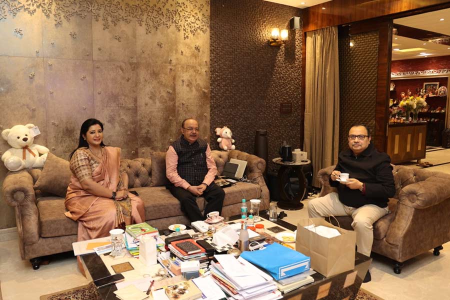 Kunal Ghosh visits Sovan Chatterjee's house to meet him and Baisakhi Banerjee as 'courtsey' | Sangbad Pratidin