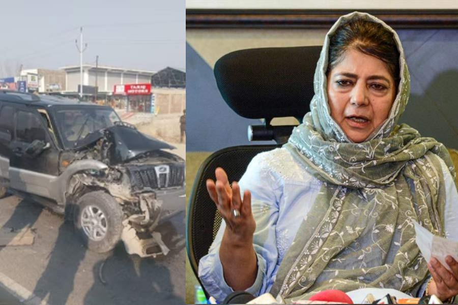 Mehbooba Mufti escapes unhurt in car accident in J&K। Sangbad Pratidin