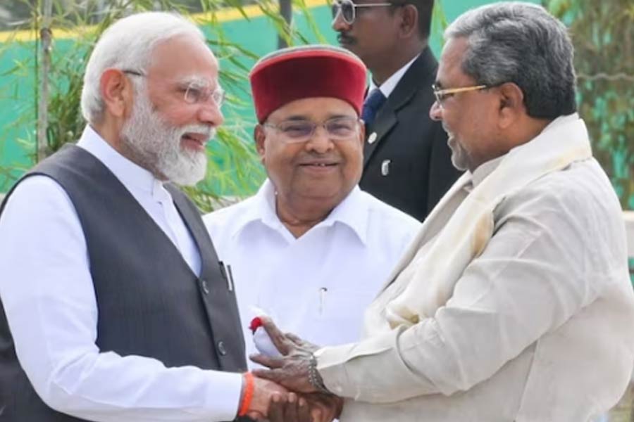 PM's 'aisa hota rehta hai' remark at Siddaramaiah amid 'Modi, Modi' chants। Sangbad Pratidin