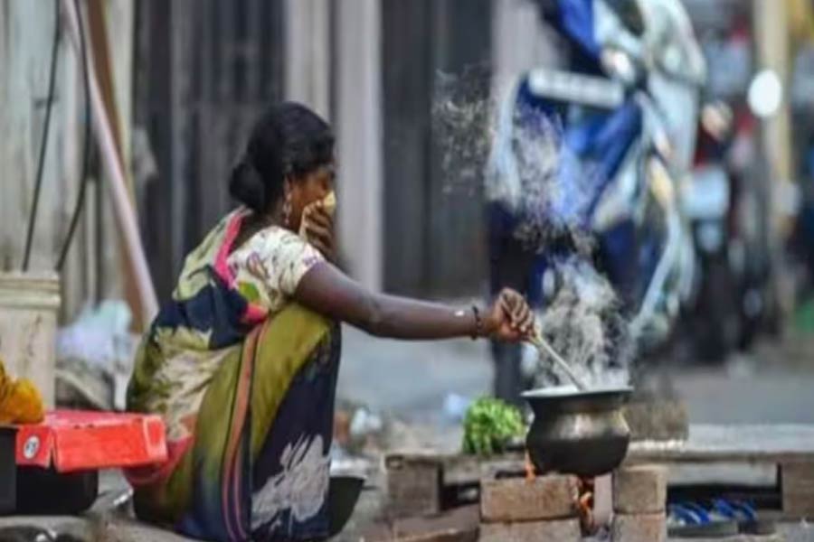 Economists claim NITI Aayog report on poverty reduction distort the truth। Sangbad Pratidin