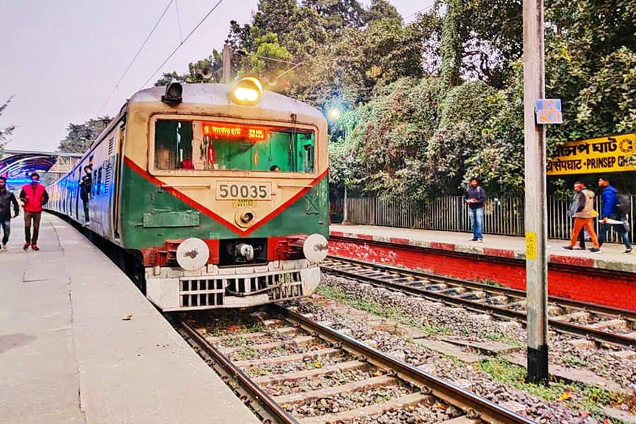 Train crashed in rail gate, movement restricted in Princep Ghat | Sangbad Pratidin