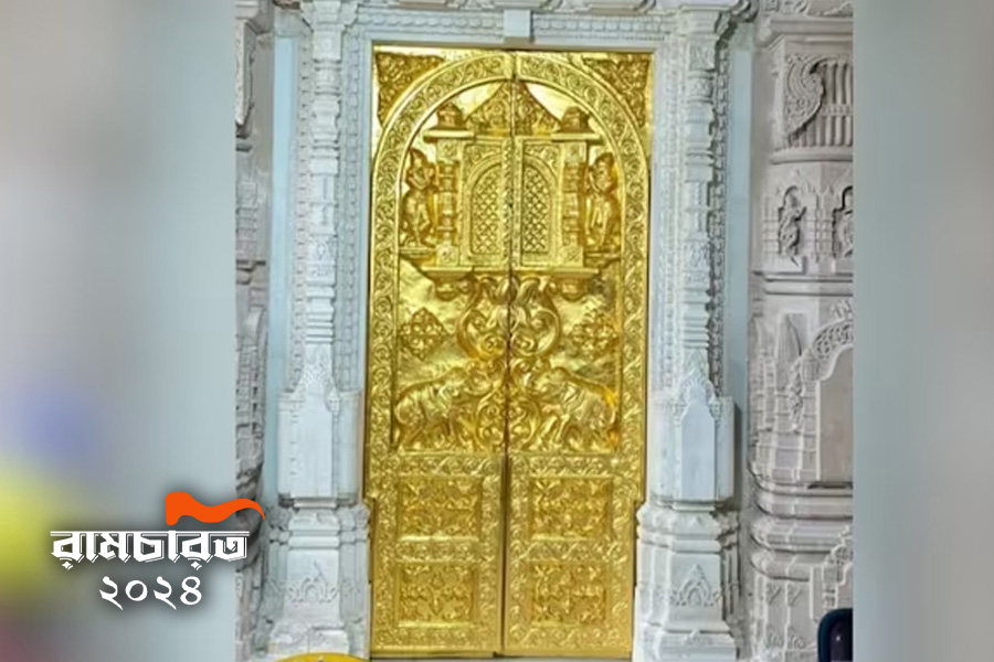 First golden door of Ayodhya Ram Mandir installed | Sangbad Pratidin