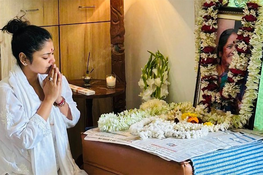 Saayoni Ghosh did mother's last rituals on her birthday | Sangbad Pratidin