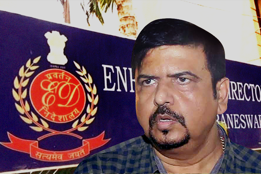 ED leaves Sujit Bose house after conducting day long raid after 14 hours of raid | Sangbad Pratidin