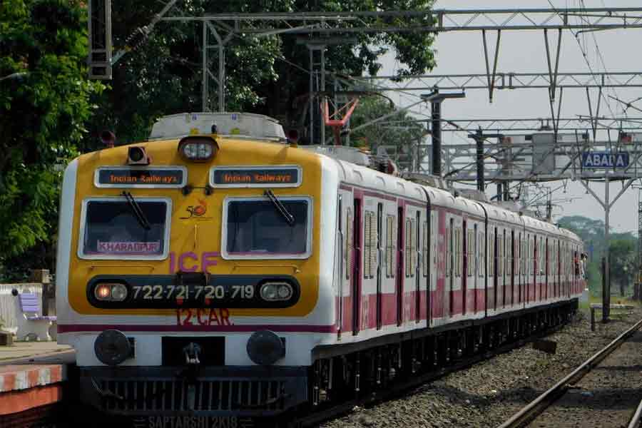 Local train Services disrupted in Howrah-Bardhaman main line