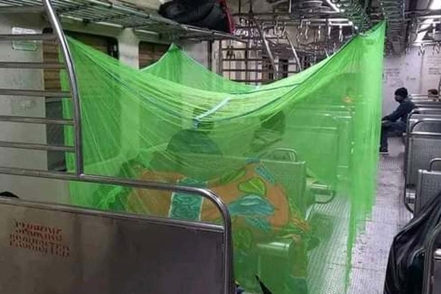 Railways take initiate action against passengers for using mosquito net onboard local train। Sangbad Pratidin