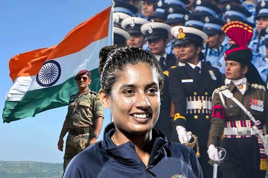 Watch: MS Dhoni celebrates Republic Day at Ranchi home | Sangbad Pratidin