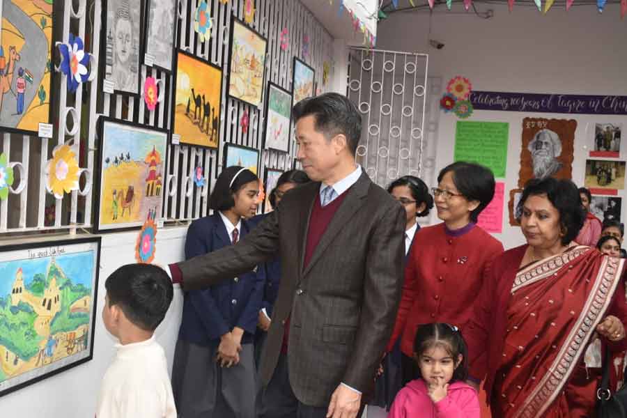 Art exhibition at Saltlake school। Sangbad Pratidin