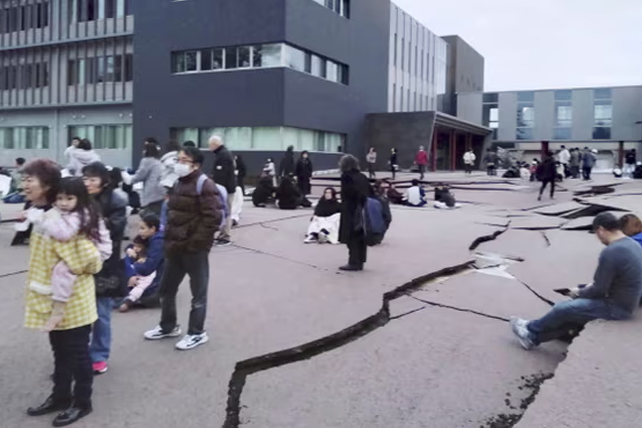 Massive earthquake hits Japan, tsunami started at Wajima | Sangbad Pratidin