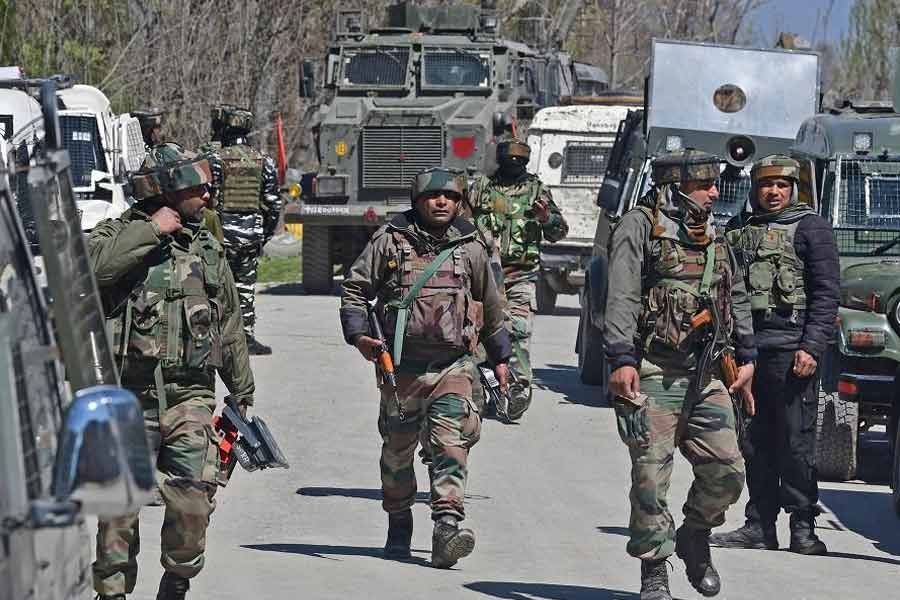 Lashkar terrorist killed in encounter with security forces in Kashmir। Sangbad Pratidin