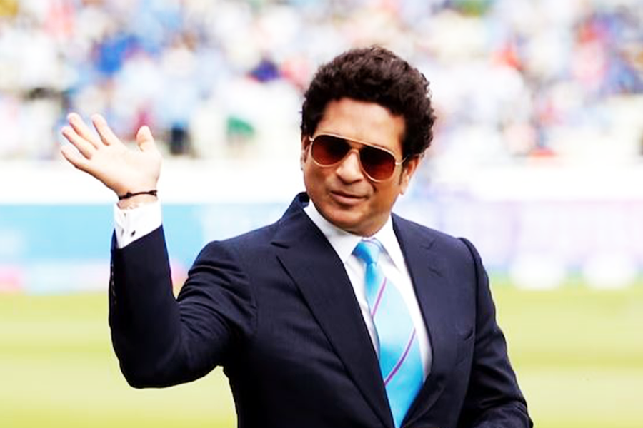 Sachin Tendulkar conveyed his astonishment at the unfolding at the unfolding events during the first day of the second test । Sangbad Pratidin