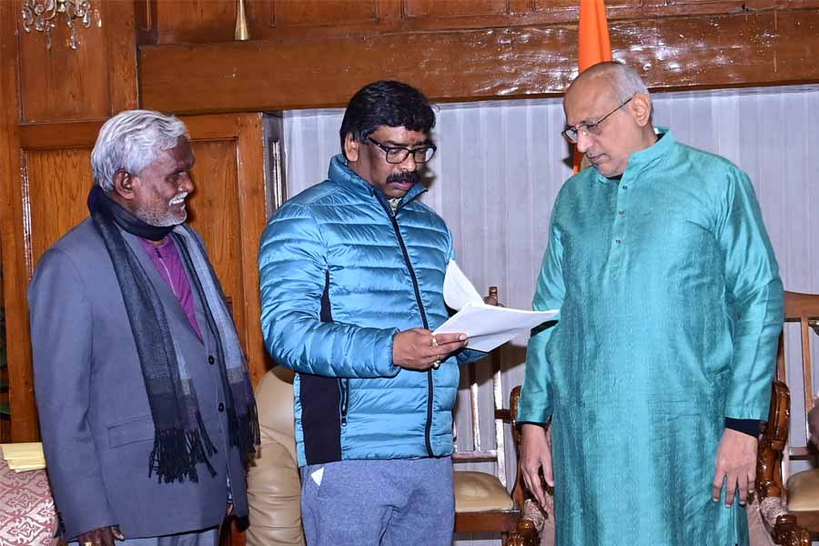 Hemant Soren resigns, Champai Soren new CM of Jharkhand | Sangbad Pratidin