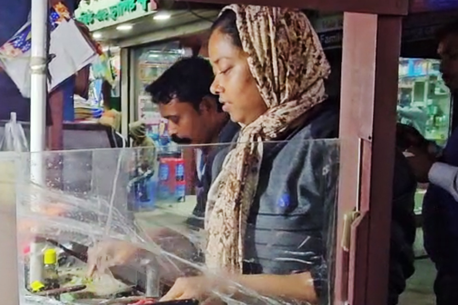 Bengali lady goes viral by cooking South Indian food and selling from the stall | Sangbad Pratidin