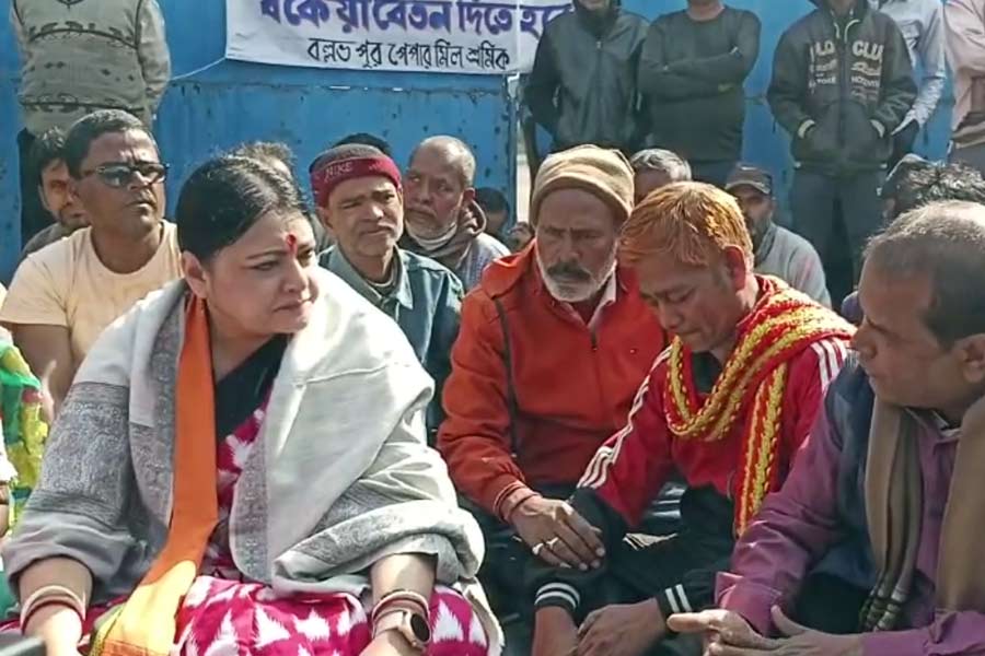 BJP MLA Agnimitra Paul attends CITU protest at Asansol, INTTUC reacts strongly | Sangbad Pratidin